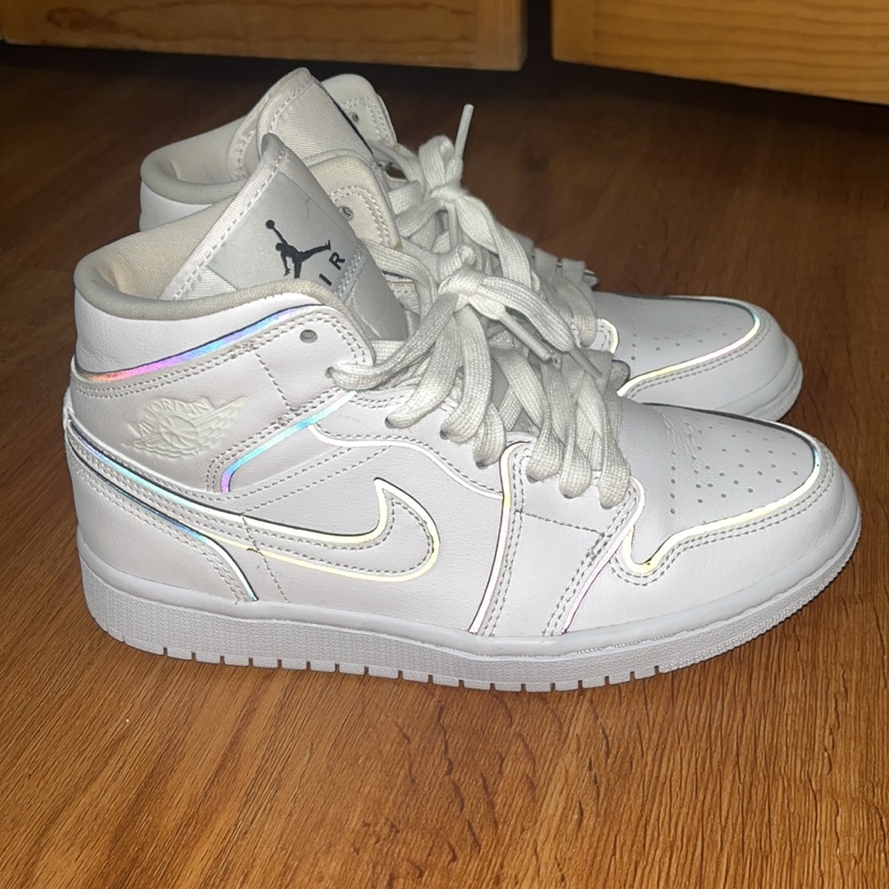 Air Jordan 1 Mid SE 'Iridescent Trim' Size 7